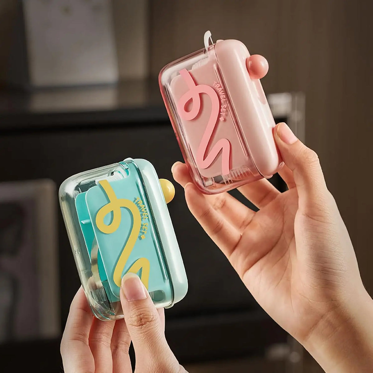Travel-sized storage case - features an automatic pop-up dispenser, portable and refillable, perfect for oral care at home, in restaurants, and while traveling.